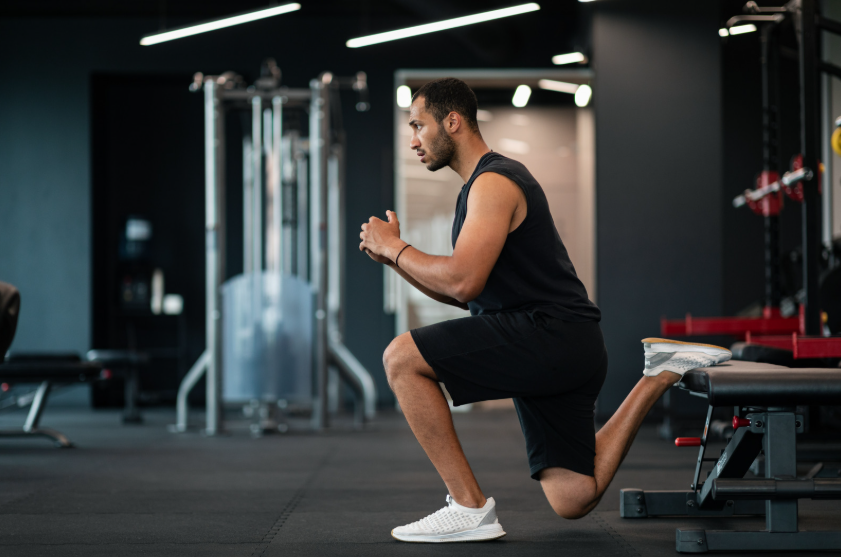 ジムで下半身の筋トレを行う1人の男性